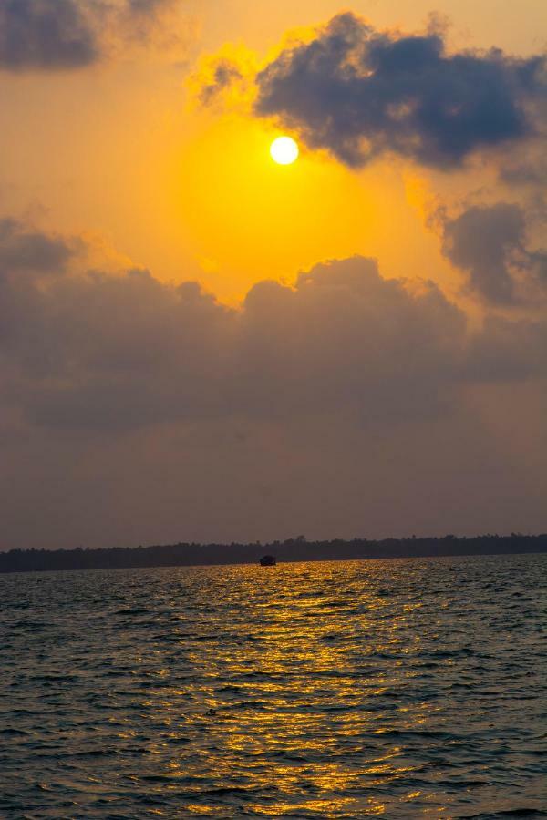 Hotel Marvel Cruise Alappuzha Zewnętrze zdjęcie